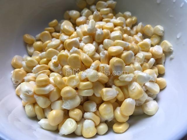 把玉米剥成玉米粒洗净备用