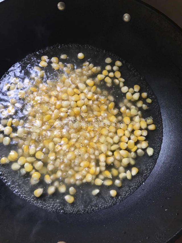 把玉米用水焯一下