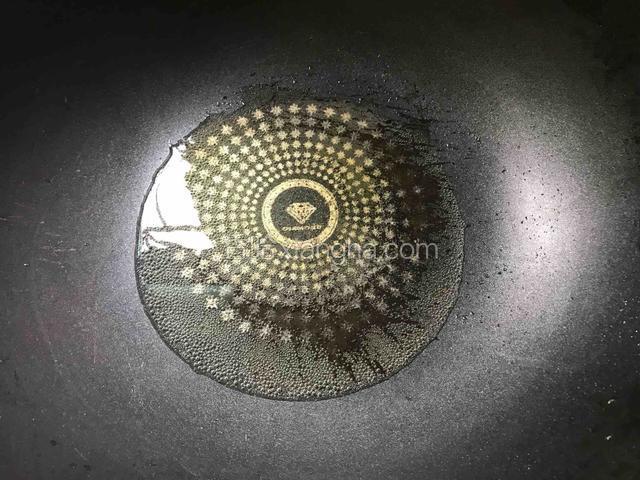 炒锅加油烧热