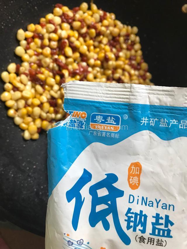 调入适量的盐，鸡精一起翻炒