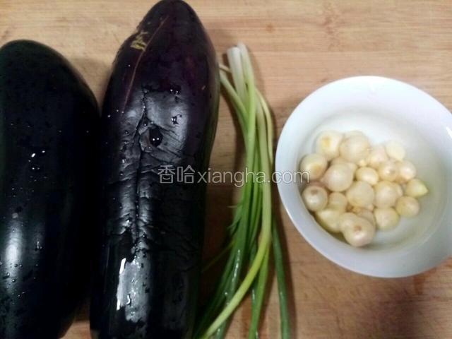 准备好食材。全部洗净（苦蕌去表皮洗净）。
