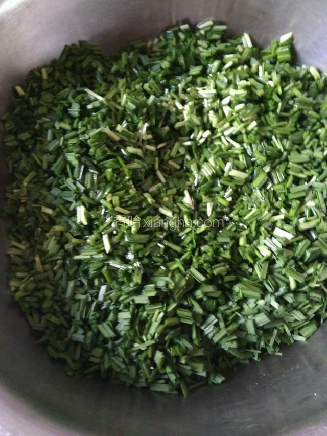 韭菜切碎，加入两小勺食用油！搅拌好，腌制一会，让韭菜充分吸收油分，这样不容易韭菜出水！