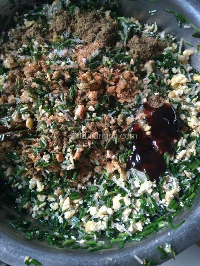 韭菜盆里倒入粉条，倒入鸡蛋碎和豆腐碎，然后加入一勺盐，一勺五香粉，一勺花椒面，一勺耗油！搅拌均匀！