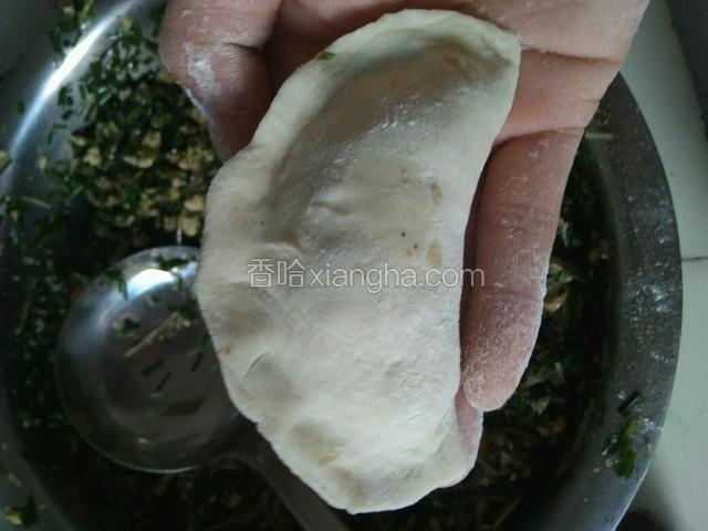 包成如图，边要捏紧！包成一个大饺子样！