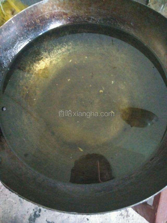 锅洗净，倒入食用油，烧到七成热，微微冒烟！