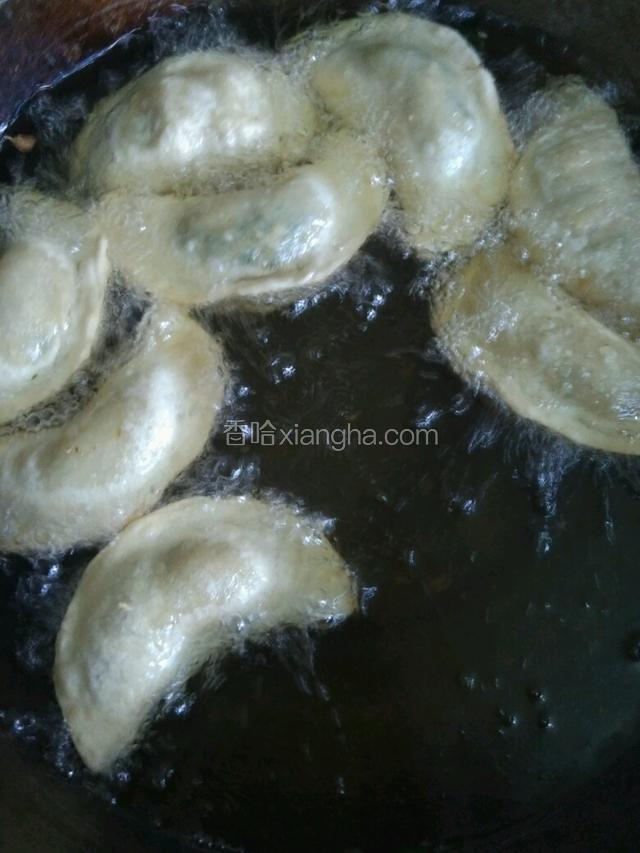中小火炸到饺子生胚都飘起来了，翻面，炸另一面！