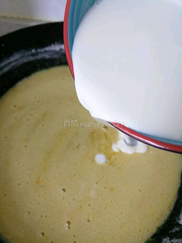 把牛奶一点一点倒入面糊中，边倒边搅拌
