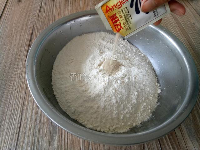 面粉中放入酵母