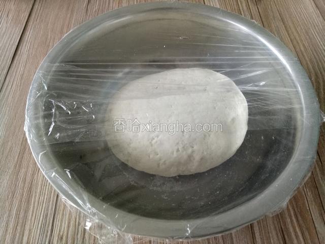 盖上保鲜膜，面团发酵至两倍大