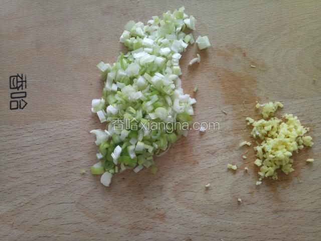 这个时来准备肉馅：葱切碎，姜切末