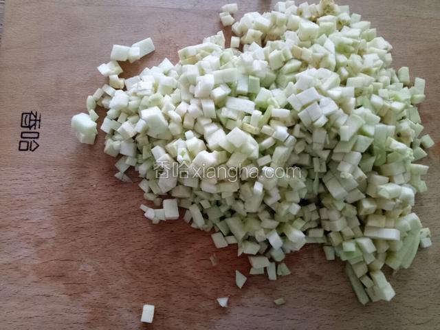 茄子洗净去皮 切丁