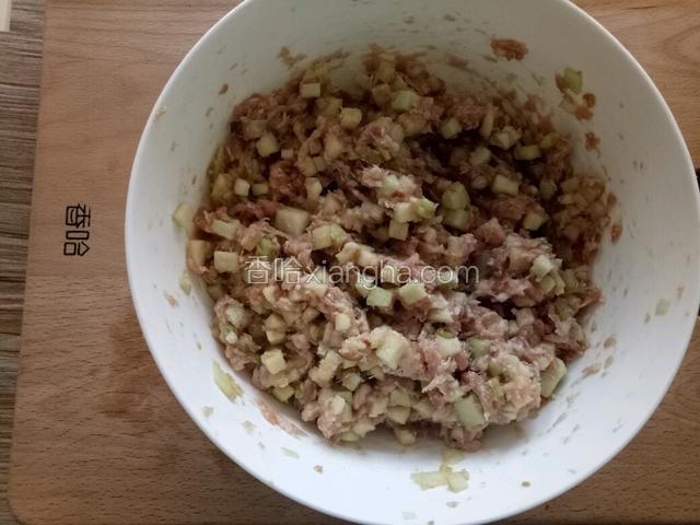 把茄丁放进肉馅中拌匀