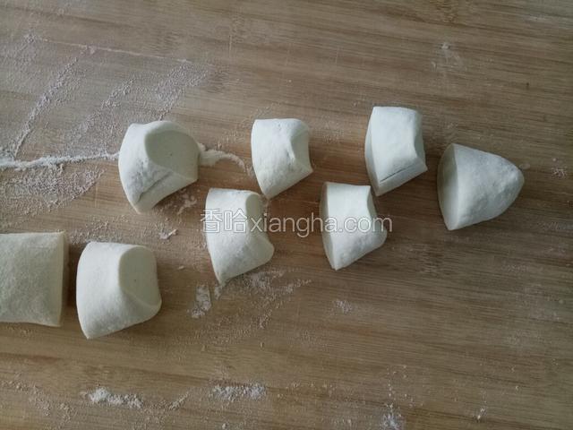 取出面团排气揉匀，切成大小均匀的小面块