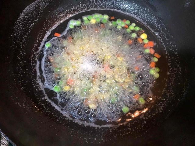 蔬菜丁焯水后沥干水份备用