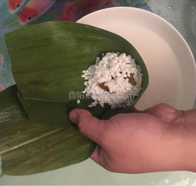 放两个葡萄干，用糯米盖住。