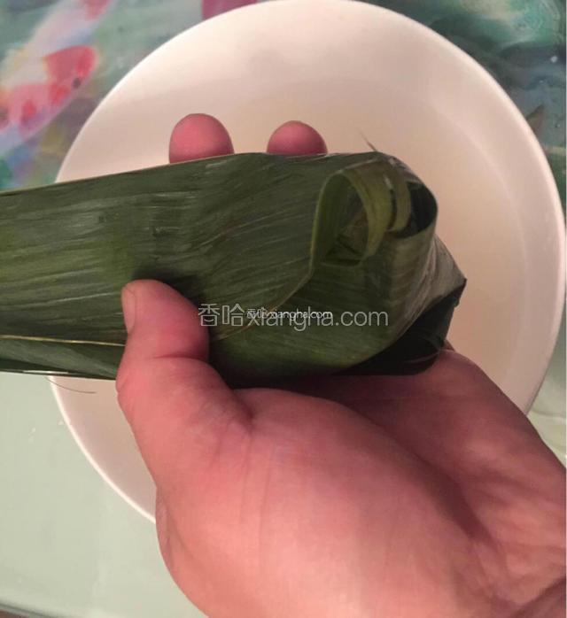 折好后，下面向上，上面向下折起。