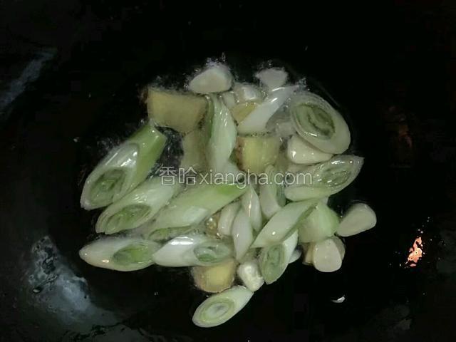 4.锅中倒入适量油，油热加入葱段，姜丝，蒜片炒出香味
