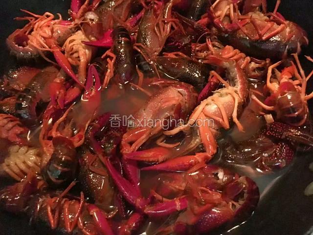 锅中烧水，水开加入处理干净的小龙虾焯水去掉血沫和杂质
