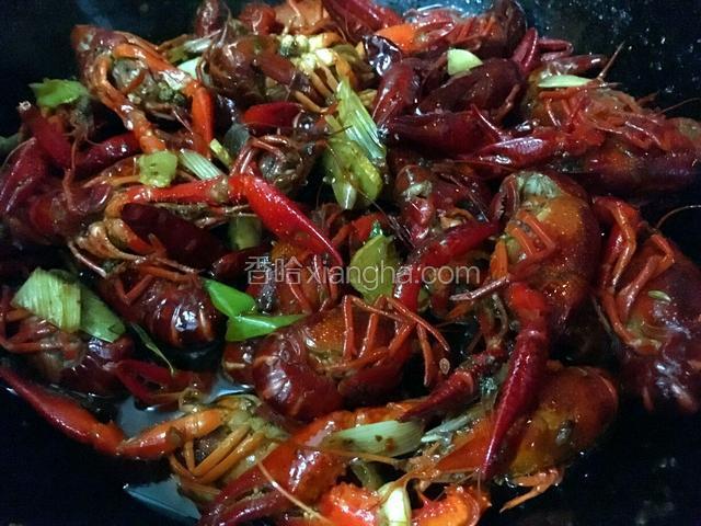 8.加入适量水煮沸转小火焖煮五到八分钟，中间翻炒一到两次，避免糊锅

