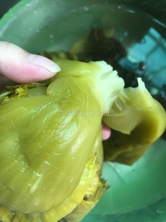 把酸菜一张张掰开，洗净