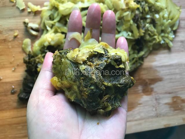 用手把酸菜上的水挤干备用，尽量挤干一些，越干越好（这一步很关键）