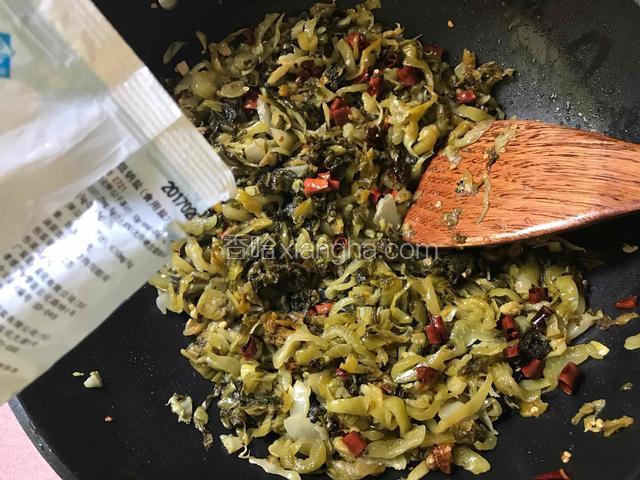调入适量的盐跟鸡粉翻匀