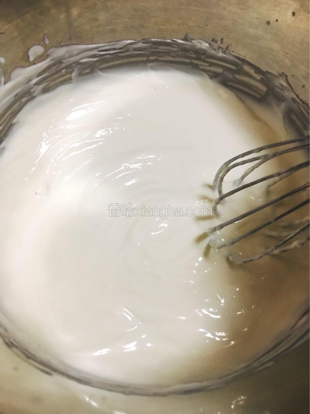加入酸奶搅拌匀
再加入牛奶 搅拌到光滑细腻状态