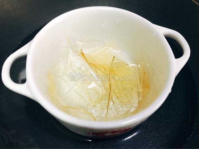 此时把吉利丁片从冰箱拿出来 水倒掉
加热一小锅的水
把装有吉利丁的小碗放入锅里
隔水加热