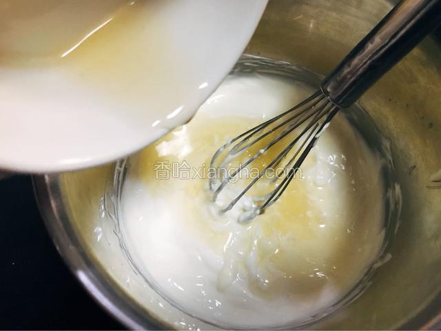 边搅拌边把吉利丁液倒入奶油奶酪糊
搅拌到光滑状态
