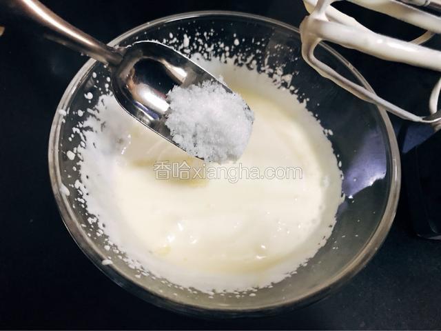 分三次加糖 打发稀奶油
做慕斯 提拉米苏 浓汤的那种稀奶油
不可以裱花的那种 做慕斯漂亮
