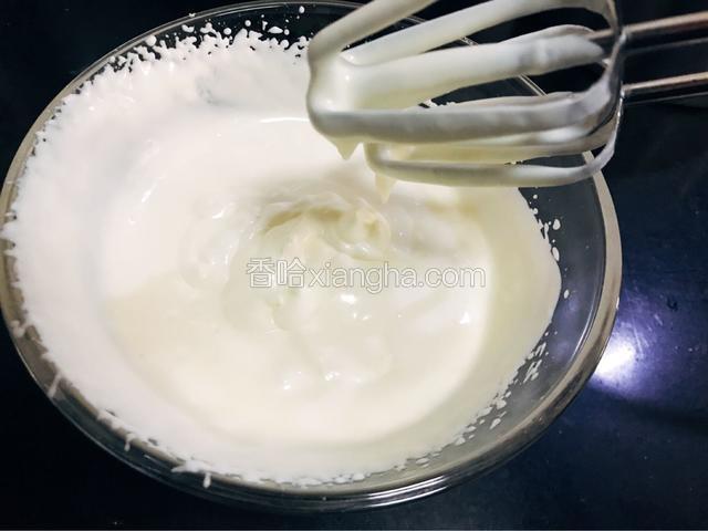 稀奶油打发到5-6分发  
小弯勾即可
不需要尖勾的  
慕斯液需要可以流动的奶油
稀奶油也不可能打发的起来
