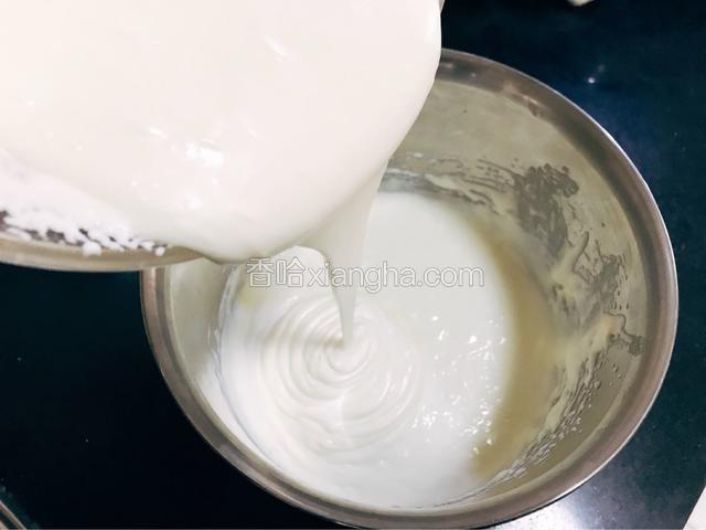 把奶油奶酪糊倒入稀奶油里