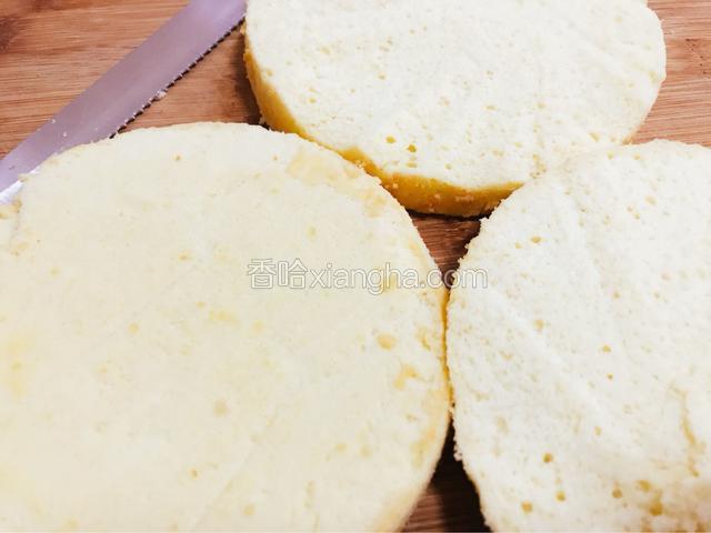 把一个6寸戚风切三片
取用其中两片

剩下一片和剩余的慕斯液可以做几个小三寸的慕斯蛋糕