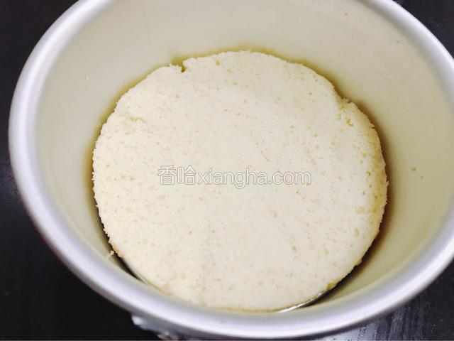 放入一片戚风蛋糕