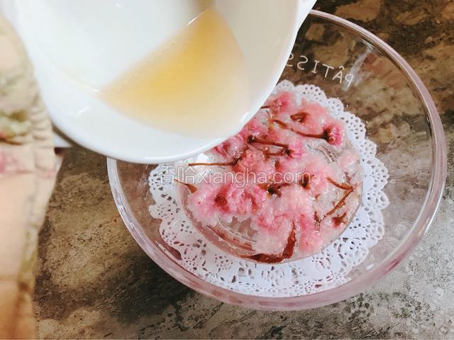 吉利丁液倒入雪碧樱花里面
吉利丁液溶化方法请参看前面的步骤
