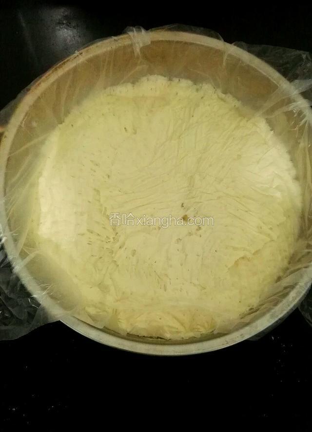 面团光滑后揉出手套膜，盖上保鲜膜发酵至2倍大