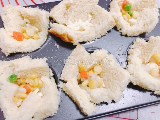 摆在纸杯蛋糕模具内
底层放芝士 然后放蔬菜丁