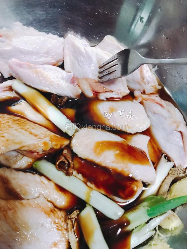 用叉子 戳戳戳 为了入味
腌制至少半天
我是提前一晚腌制上的
