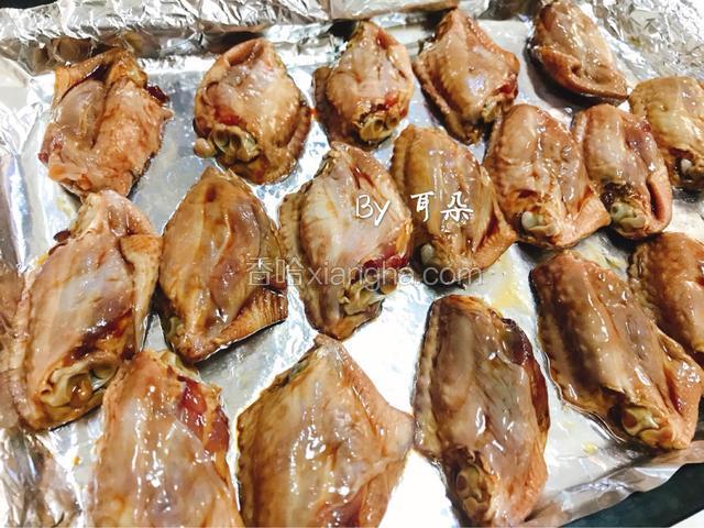 烤箱175度预热10分钟
烤盘铺锡纸 刷油

先烤反面 
烤箱上下火175度烤20分钟