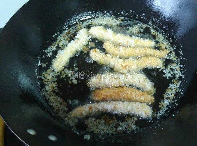 转小火慢慢炸至金黄色即可捞出（注意先下锅的先出锅，可以看颜色）。