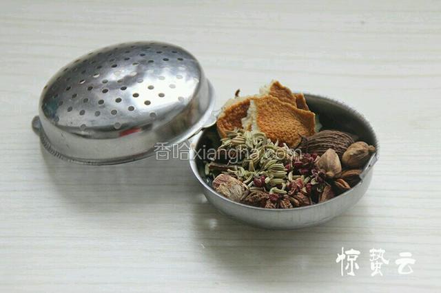 把准备好的调料放入调料盒或者沙包里面，备用。