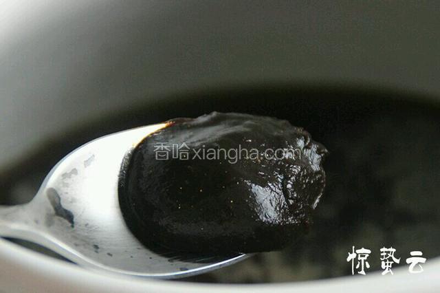 再加入甜面酱，大火烧开转成最小火。喜欢吃辣，可以放二根干辣椒。