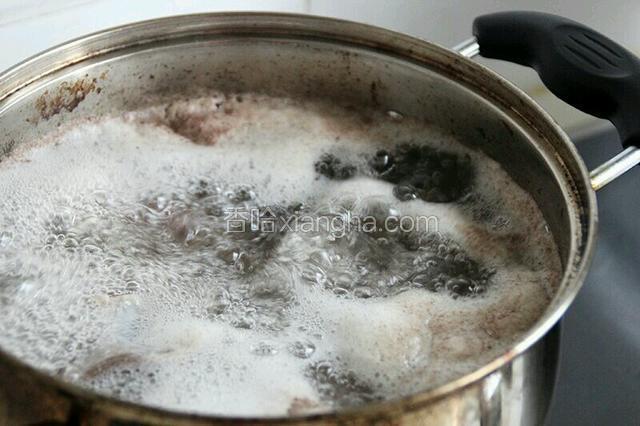 同时，另取一个过焯水，牦牛腱子肉直接冷水放入锅中，大火烧开10分钟，拿出直接放入煮开的砂锅中。