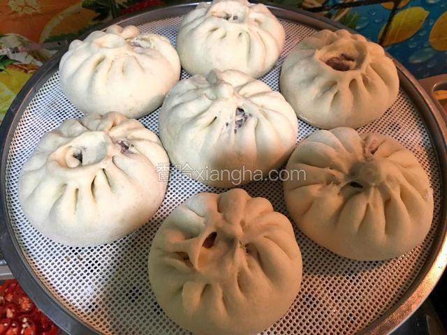 做好的生胚摆入蒸锅，再静置约20分钟进行第二次饧发(此步骤很重要，不可省略)二次发酵后的包子体积明显变大，这时可以蒸了
