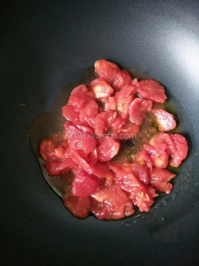 锅中倒油烧热倒入西红柿翻炒