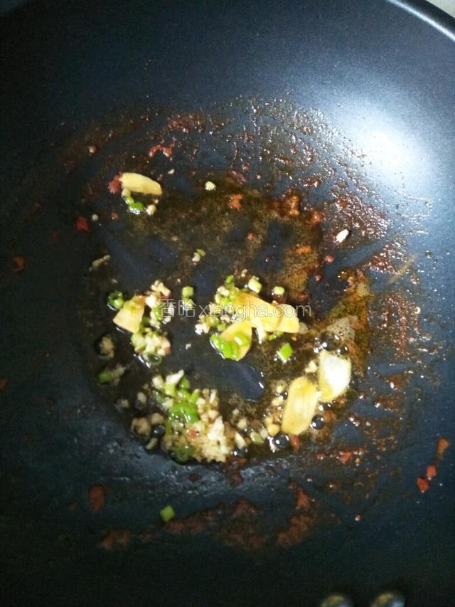 锅中倒油烧热，倒入葱姜，蒜头爆香（刚才炒西红柿的锅）
