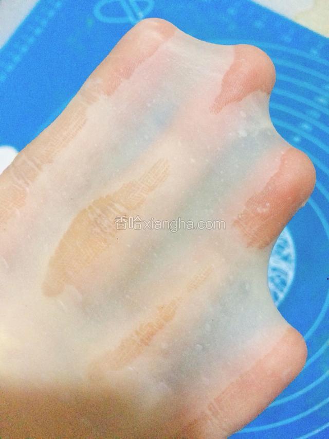 按照一般做面包的流程，把除黄油外的面包主体材料全部混合成团，把面团拿到案板上揉至面团充满弹性可以拉出粗膜后加入软化的黄油，继续揉至面团可以拉出薄膜。