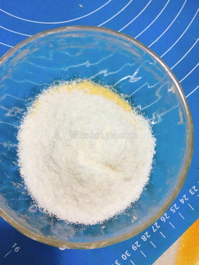利用面团基础发酵的时间把椰蓉馅做好。黄油提前室温软化，然后加入其他所有椰蓉馅材料。
