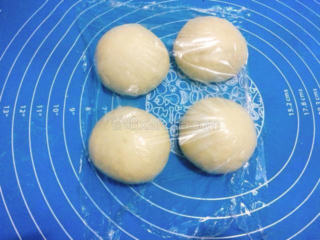 小面团滚圆后，盖上保鲜膜松弛10-15分钟。
