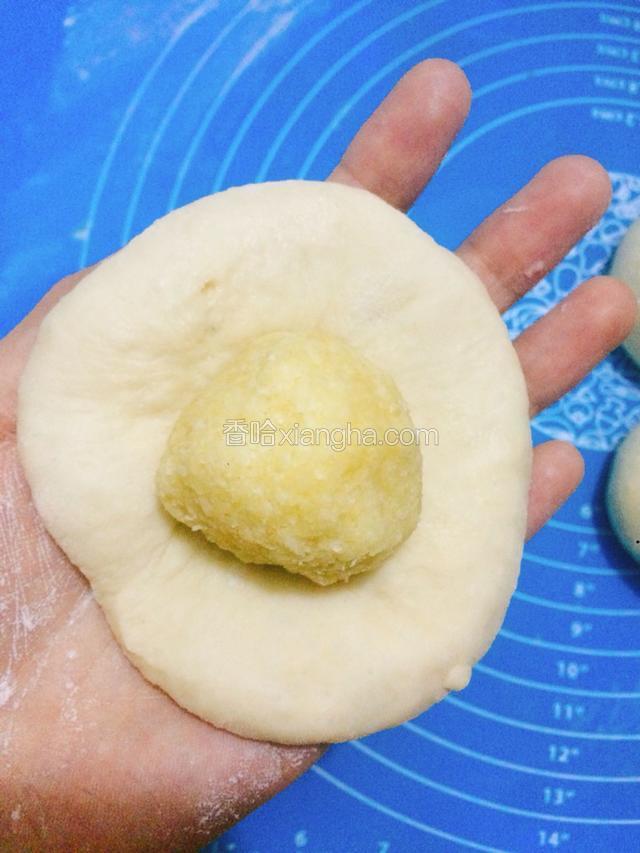 包入一份椰蓉馅，